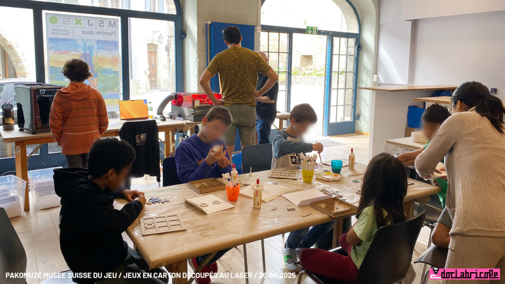 Atelier jeux en carton en découpe laser Pakomuzé au Musée suisse du Jeu
