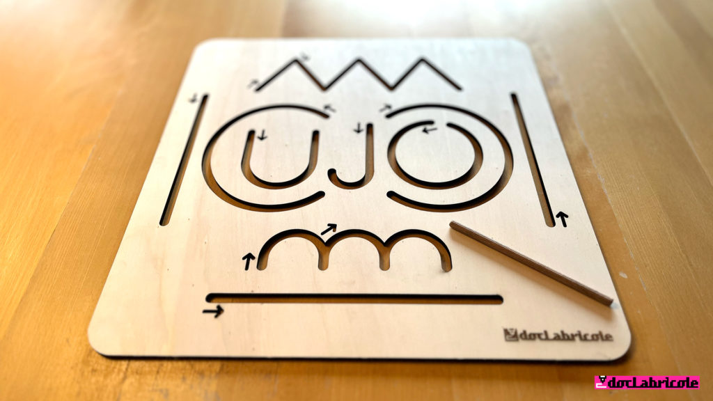 Plaque découpée au laser pour les ergothérapeutes, pour enseigner les gestes de l'écriture