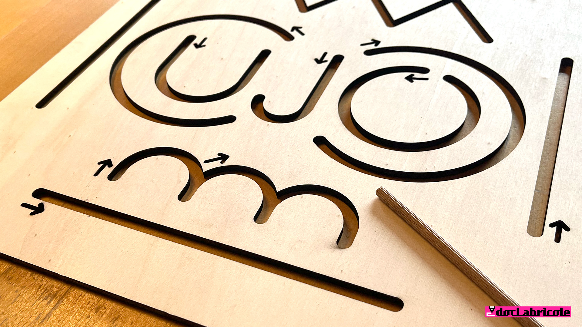 Plaque découpée au laser pour les ergothérapeutes, pour enseigner les gestes de l'écriture