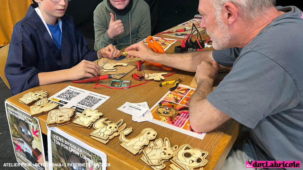 Atelier personnages lumineux à RETROMANIA